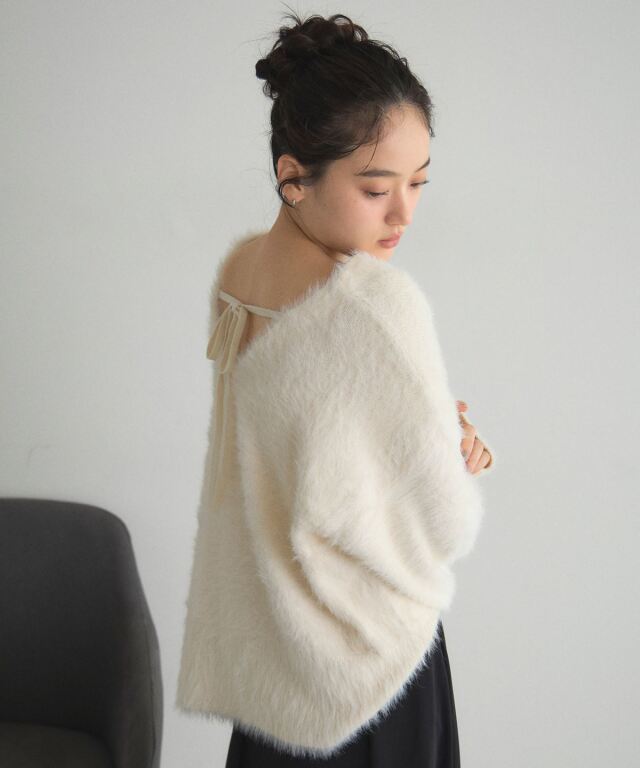 オフィシャルサイト限定】バルキーフェザーVネックニット