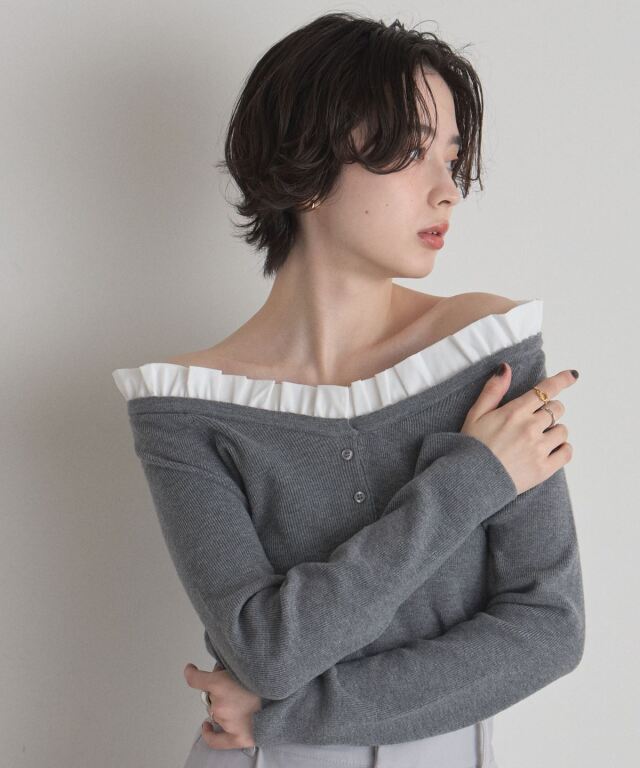 オフィシャルサイト限定】フリル付きオフショルニット