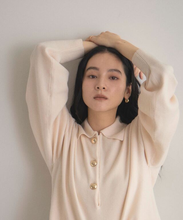 オフィシャルサイト限定】襟付きゴールドボタンニット