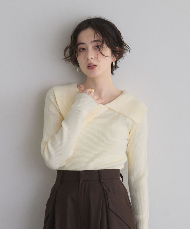 オフィシャルサイト限定】ボタンデザインオフショルニット