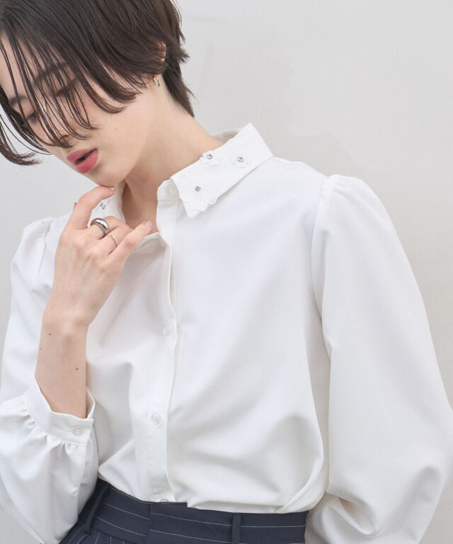 【オフィシャルサイト限定】レースフラワーモチーフ襟シャツ