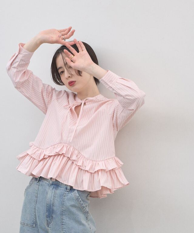【オフィシャルサイト限定】イレヘムフリルストライプブラウス