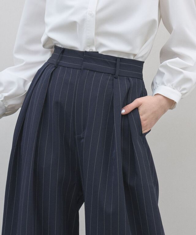 オフィシャルサイト限定】ピンストライプタックワイドパンツ