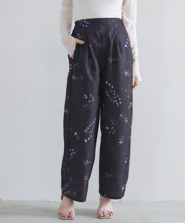 オフィシャルサイト限定】フラワープリントタックストレートパンツ