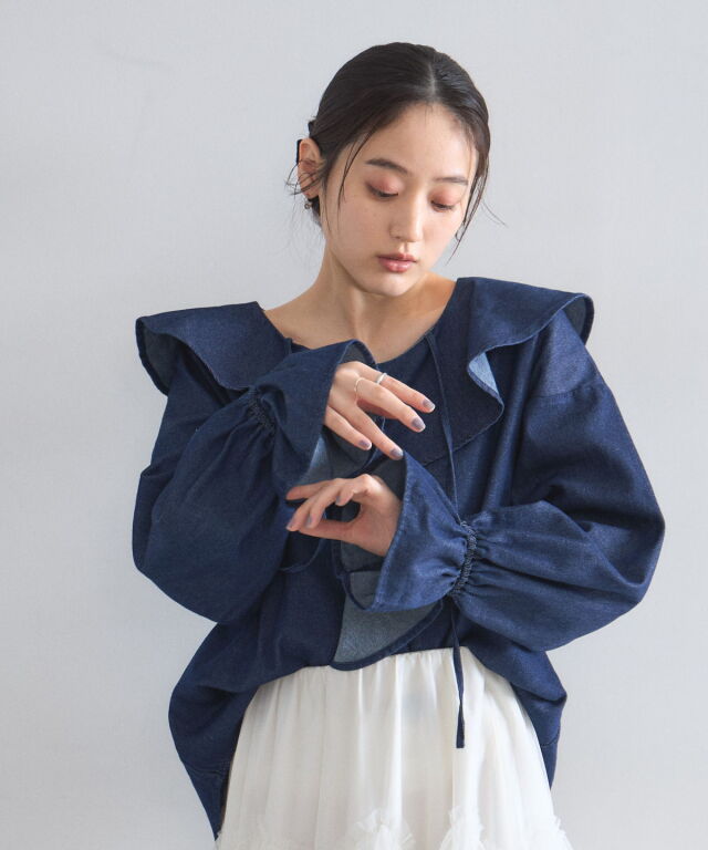 オフィシャルサイト限定】デニムラッフルブラウス