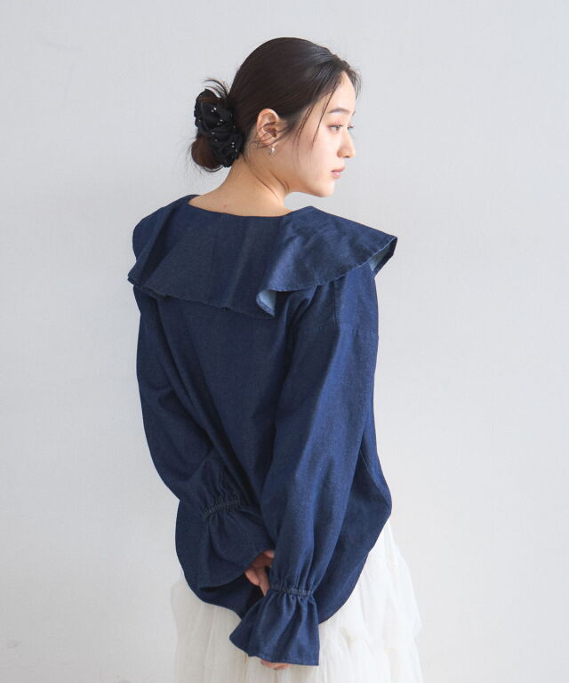 オフィシャルサイト限定】デニムラッフルブラウス