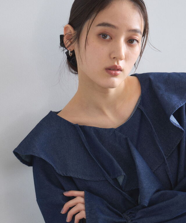 オフィシャルサイト限定】デニムラッフルブラウス