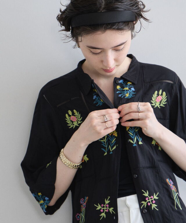 BEARDSLEY 花柄 刺繍 フラワー エンブロイダリー カットソー 黒 BEARDSLEY（ビアズリー）の「裾花刺繍カットソー（Tシャツ/カットソー