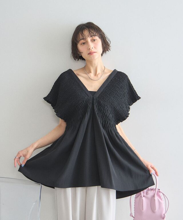 オフィシャルサイト限定】シャーリングVネックブラウス