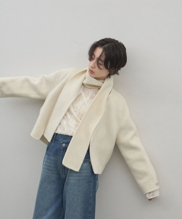 オフィシャルサイト限定】マフラー付きノーカラーショートウールジャケット