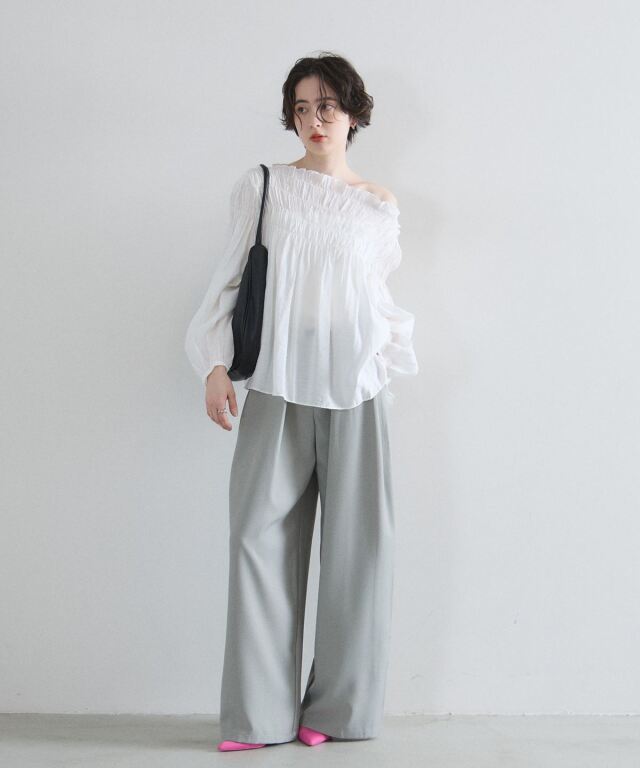 オフィシャルサイト限定】シャーリングブラウス