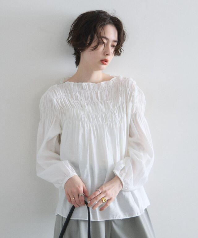 オフィシャルサイト限定】シャーリングブラウス