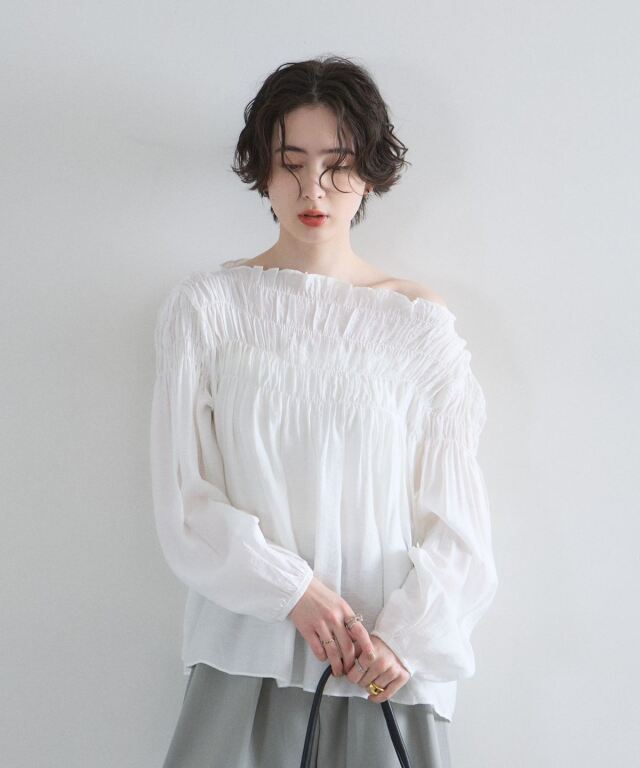 オフィシャルサイト限定】シャーリングブラウス