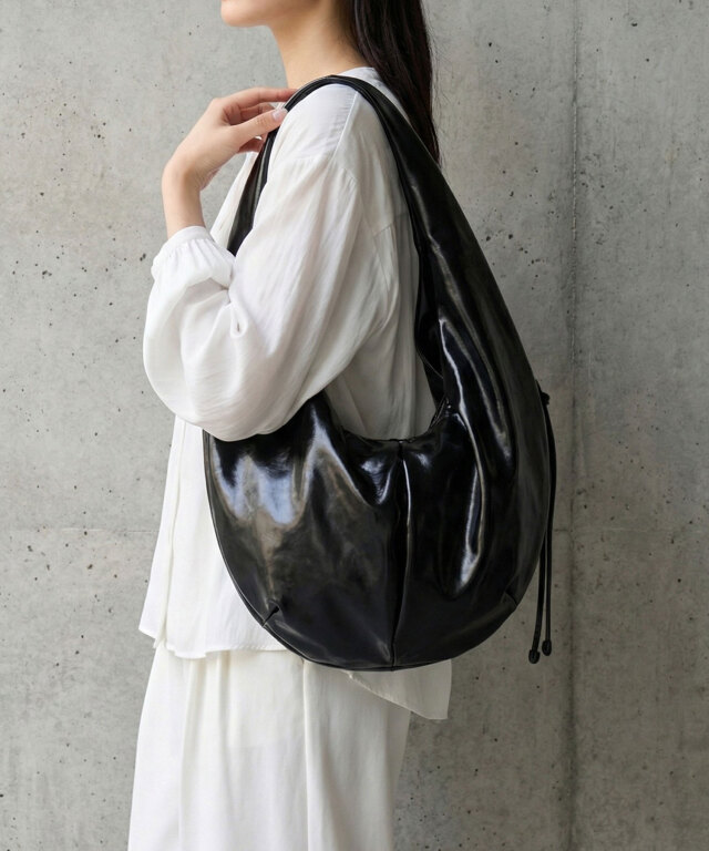 【オフィシャルサイト限定】フェイクレザーエナメル風リボンショルダーバッグ