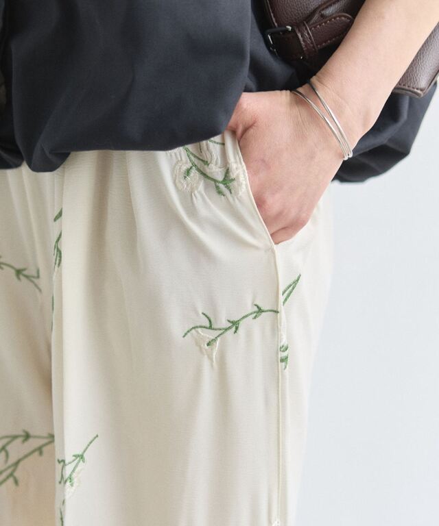 オフィシャルサイト限定】フラワー刺繍楊柳リラックスパンツ
