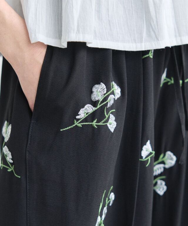 オフィシャルサイト限定】フラワー刺繍楊柳リラックスパンツ