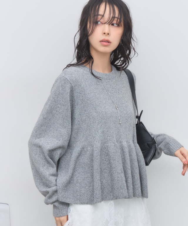 【オフィシャルサイト限定】ショート丈ペプラムニットプルオーバー