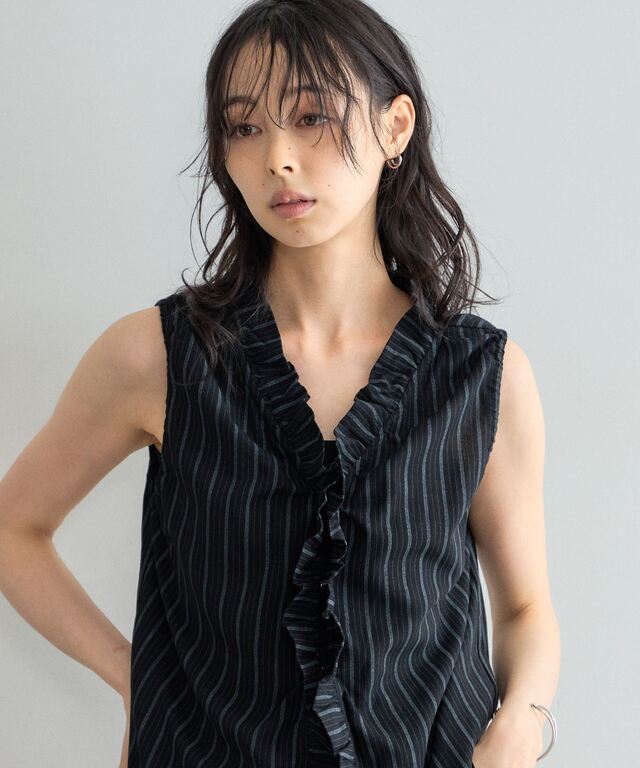 オフィシャルサイト限定】ストライプドロストフリルノースリブラウス