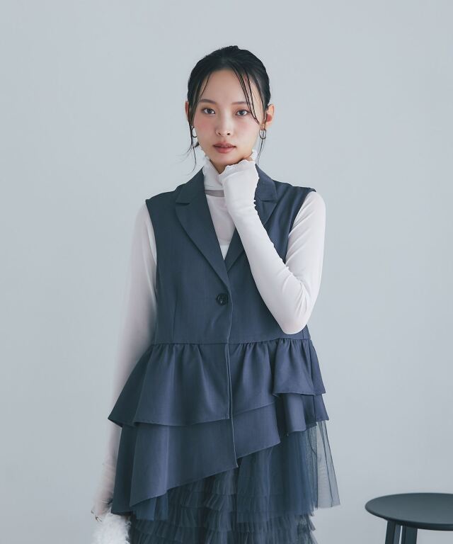 【オフィシャルサイト限定】チュール付アシンメトリーペプラムジレ