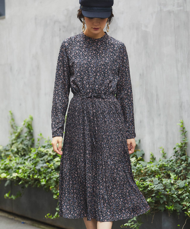 Web限定 花柄スタンドカラープリーツワンピース