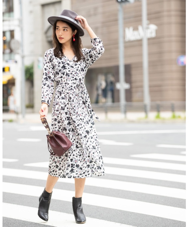 大口 智恵美さん着用 花柄フロントボタンギャザーワンピース