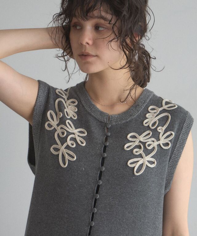 オフィシャルサイト限定】コード刺繍ロングニットジレ