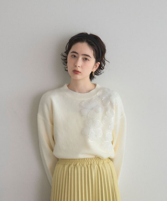 オフィシャルサイト限定】スパンコールお花付きニット