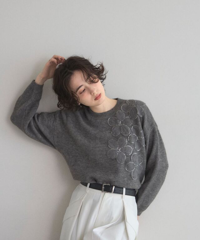 オフィシャルサイト限定】スパンコールお花付きニット