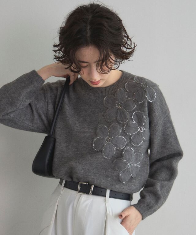 オフィシャルサイト限定】スパンコールお花付きニット
