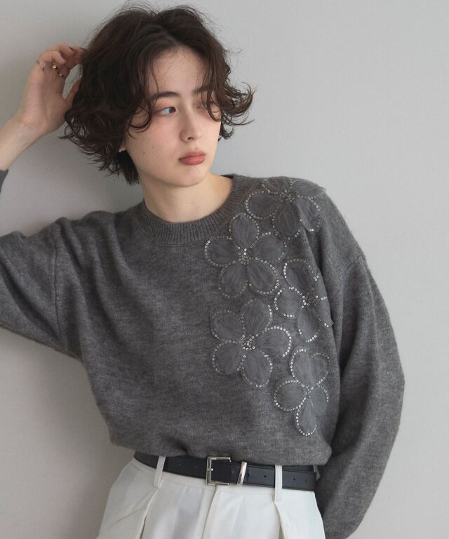 オフィシャルサイト限定】スパンコールお花付きニット