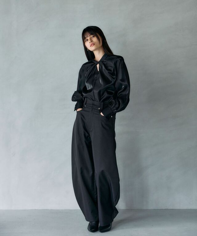 ARVELLIA｜ DRAPED TWIST BLOUSE