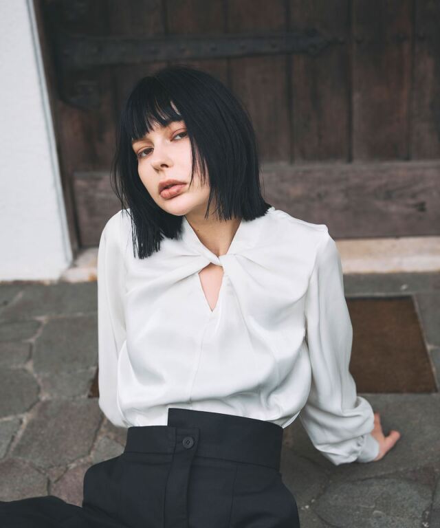 ARVELLIA｜ DRAPED TWIST BLOUSE