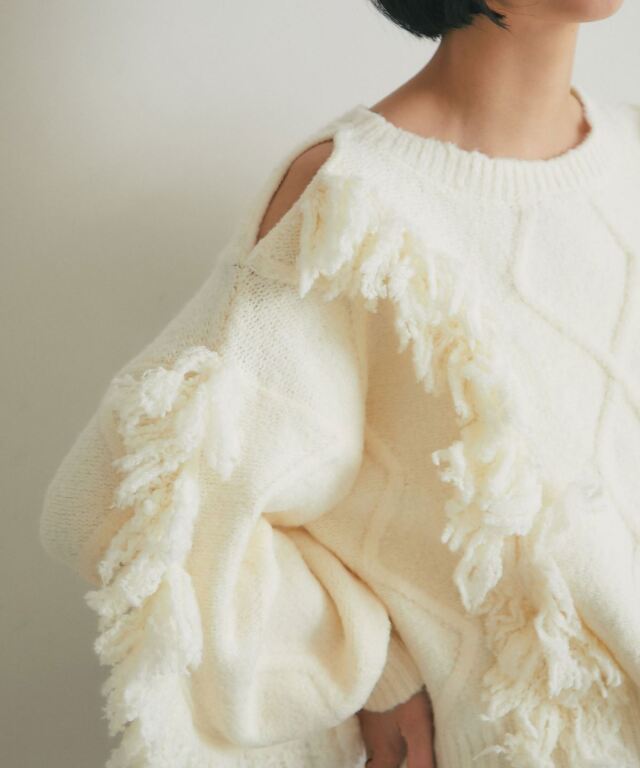 ARVELLIA】FRINGED SHOULDER-CUT KNIT