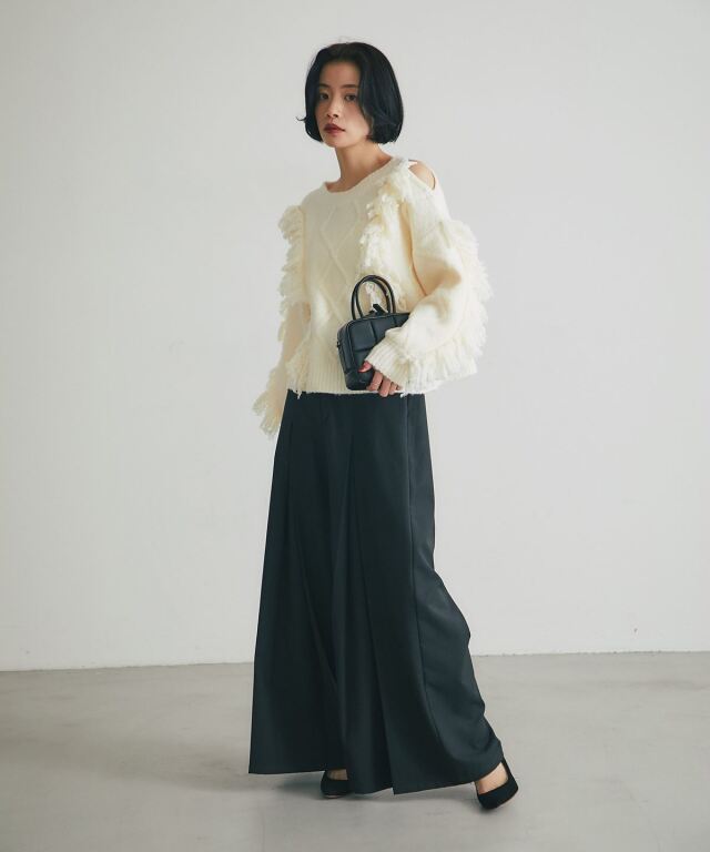 ARVELLIA】FRINGED SHOULDER-CUT KNIT