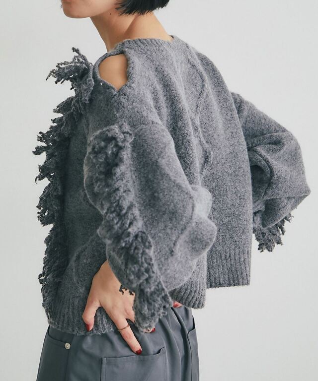 ARVELLIA】FRINGED SHOULDER-CUT KNIT