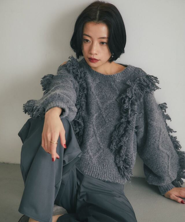 ARVELLIA】FRINGED SHOULDER-CUT KNIT