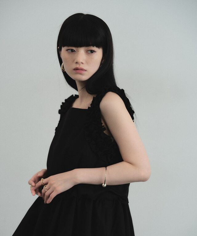 ARVELLIA】CONTOUR RUFFLE TOP