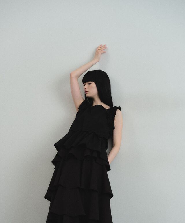ARVELLIA】CONTOUR RUFFLE TOP