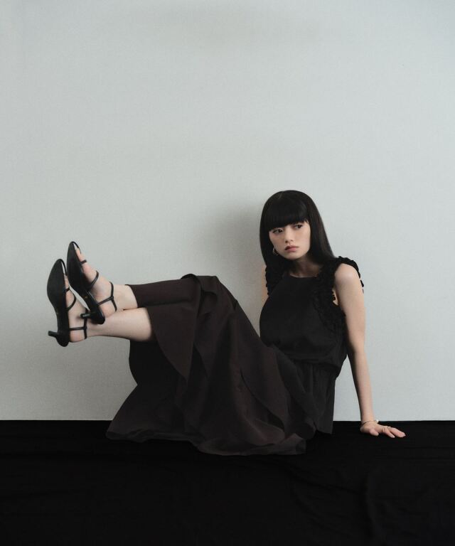 ARVELLIA】CONTOUR RUFFLE TOP