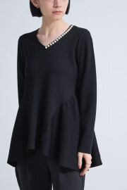10月16日オフィシャルサイト限定少量再販！衿ぐりパールペプラムプルオーバー