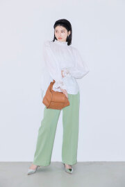 ウエストタックフリルストレートパンツ