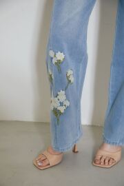 フラワー刺繍デニムパンツ