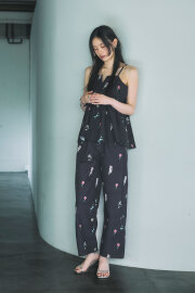 9月5日オフィシャルサイト限定少量再販！フラワープリントパンツ（145-196165フラワープリントキャミソールとセットアップとして着用可能）