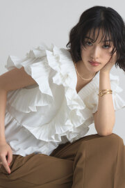 くるみボタンVネックフリルカットソー※一部店舗のみ入荷