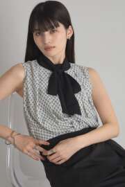 幾何学柄バックリボンシルキーブラウス※一部店舗のみ入荷