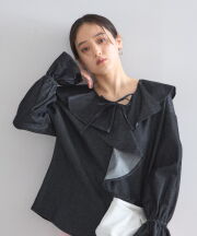 【オフィシャルサイト限定】デニムラッフルブラウス