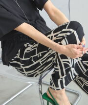 【オフィシャルサイト限定】幾何柄タックワイドパンツ