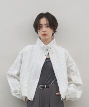 【オフィシャルサイト限定】フリルピンタックスタンドカラーブルゾン