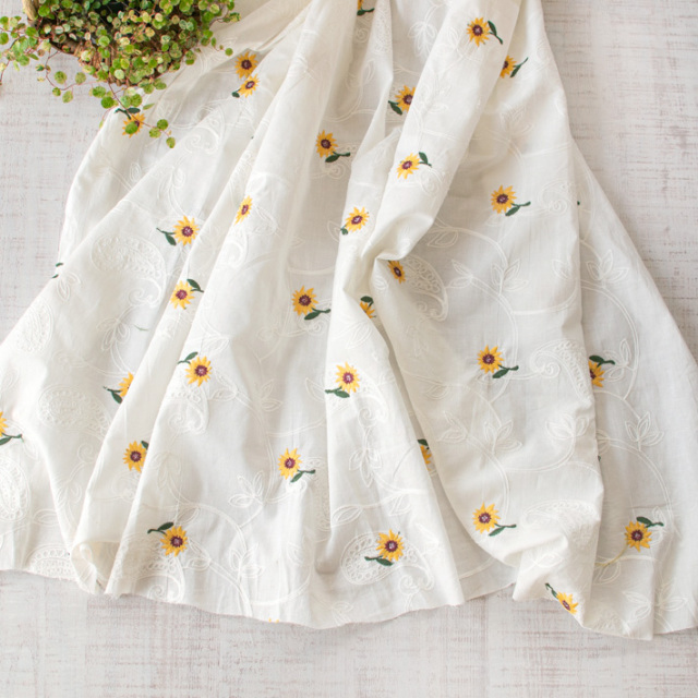 カットクロス☆訳アリ特価☆【布帛】ペイズリーとひまわりのコットンエンブロイダリーレース