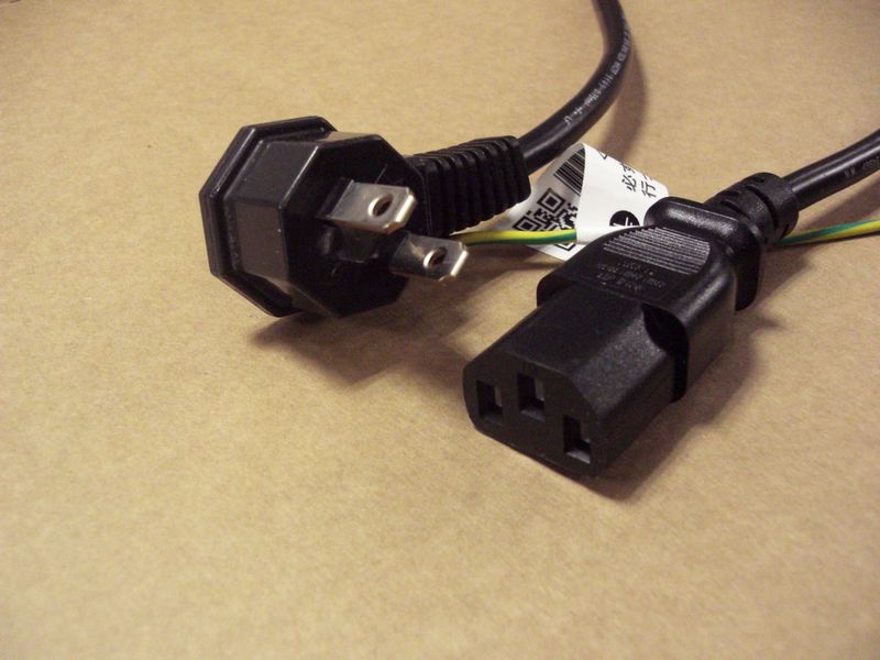 【中古】C13 電源ケーブル 2Pオス コンセント付き(3Aまで）